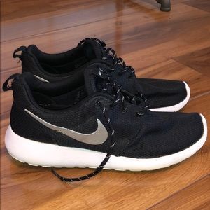 Women’s Black & Silver Nike Roshe